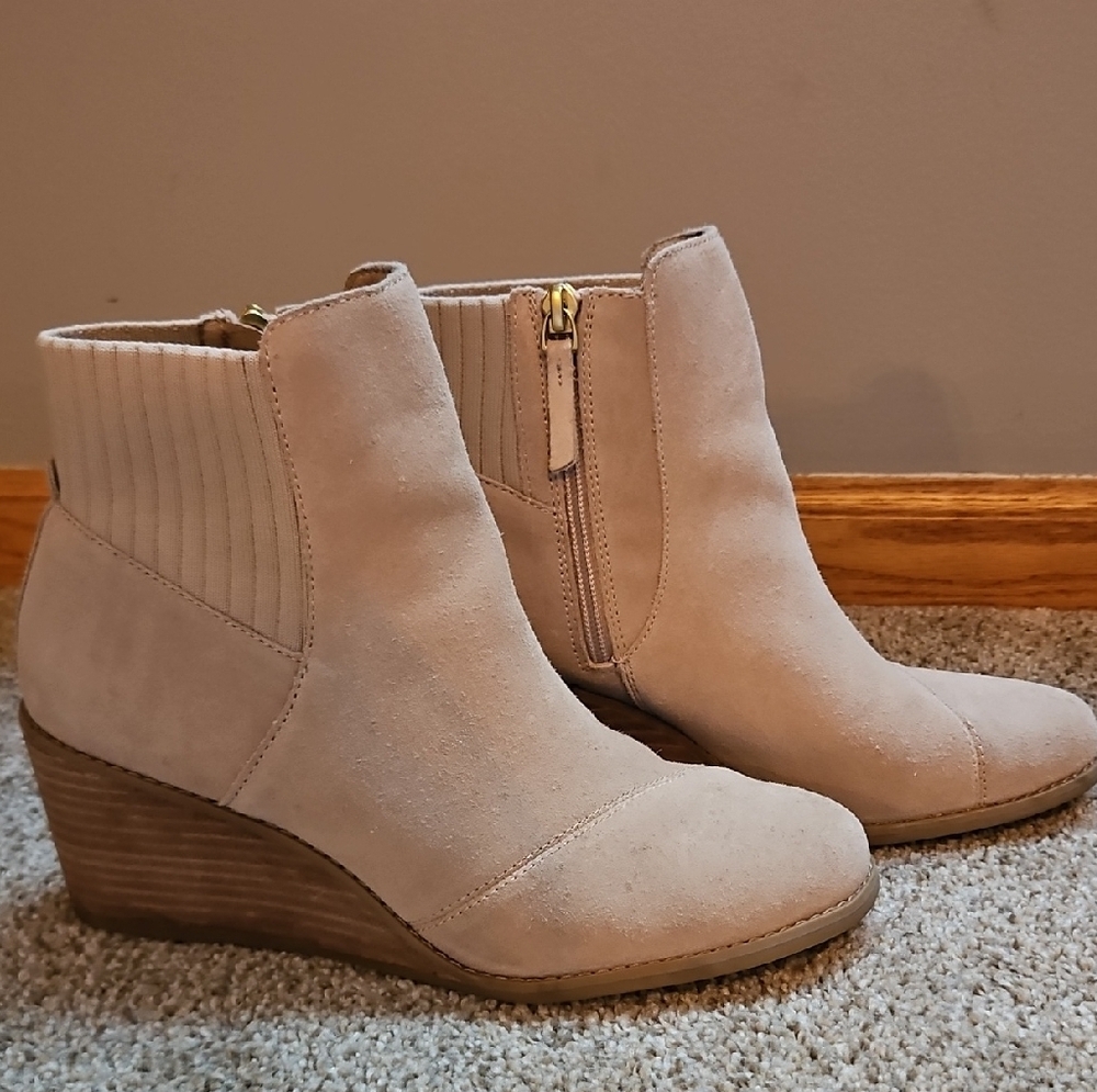 Toms Beige Tan Wedge Boots Size 8